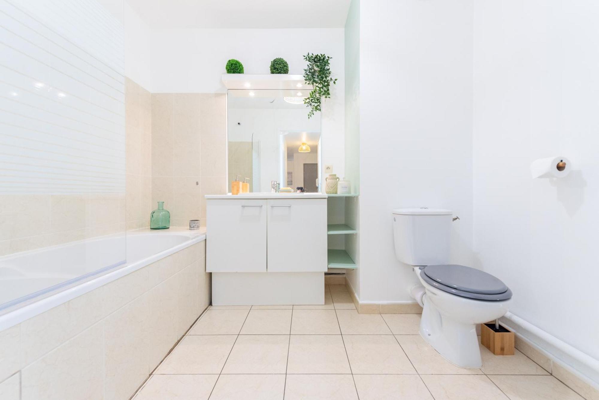 Bao Location: Tranquil Garden Retreat with Private Parking Apartment Toulon Exterior photo